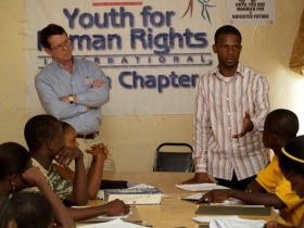 Tim Bowles és Jay Yarsiah Libériában tartanak előadást az emberi jogokról.