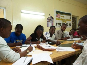 Tanulók dolgoznak Libériában.