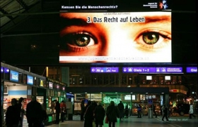 Ingázók ismerik meg a jogaikat svájci vasútállomásokon.